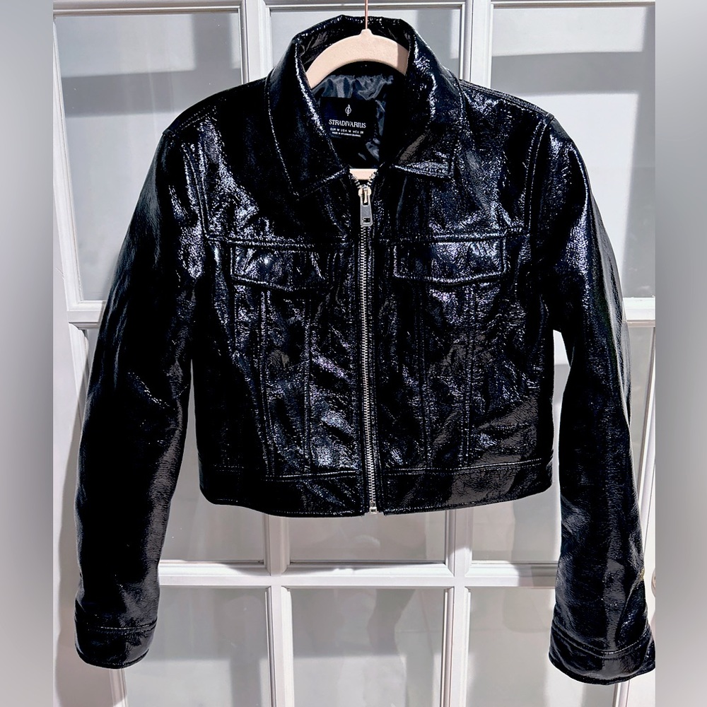 🖤Stradivarius🖤 Faux leather crop bomber *see video for reference;)*